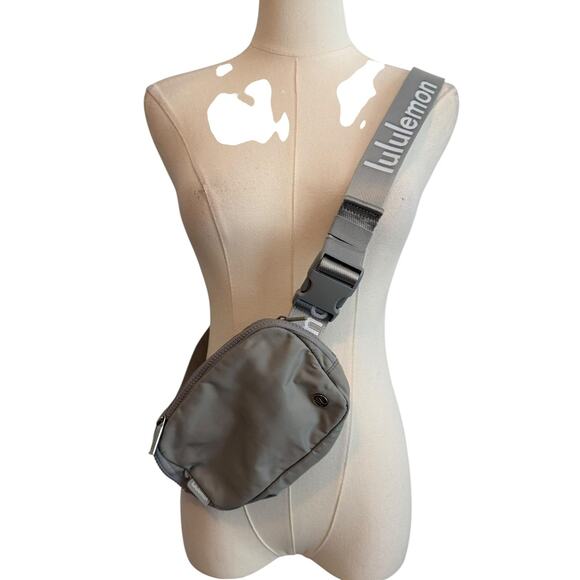 Lululemon Everywhere Belt Bag One Size Gray Silver 1L Logo Strap Crossbody Sling - Picture 2 of 10